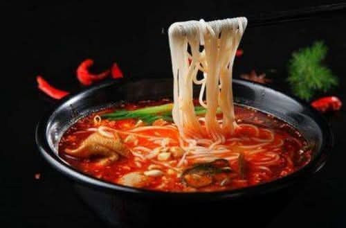 A18. 贵州红酸汤肥牛米线 Sour Soup with Beef